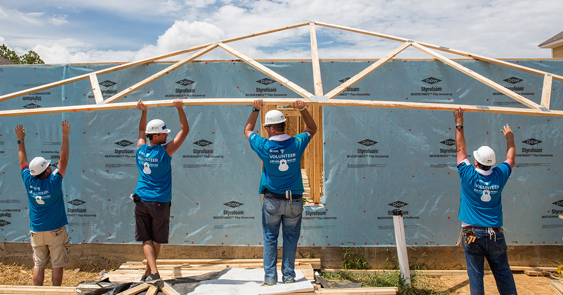 Lifting up a roof truss